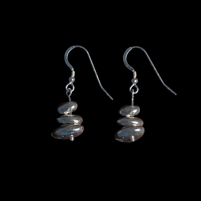 Cot boulders, 2017. Three-drop earring.