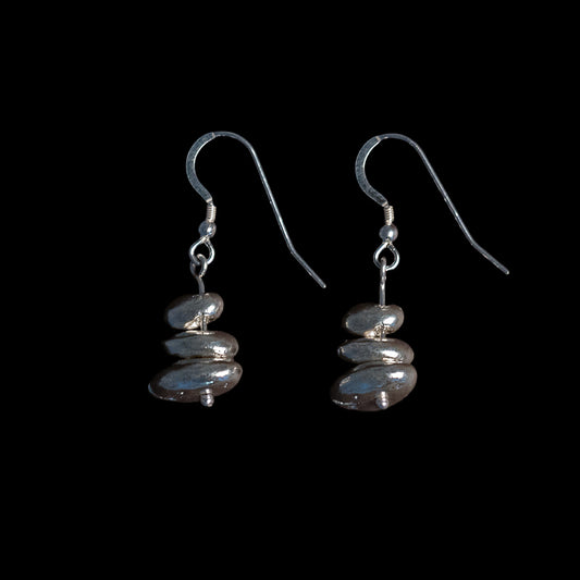 Cot boulders, 2017. Three-drop earring.